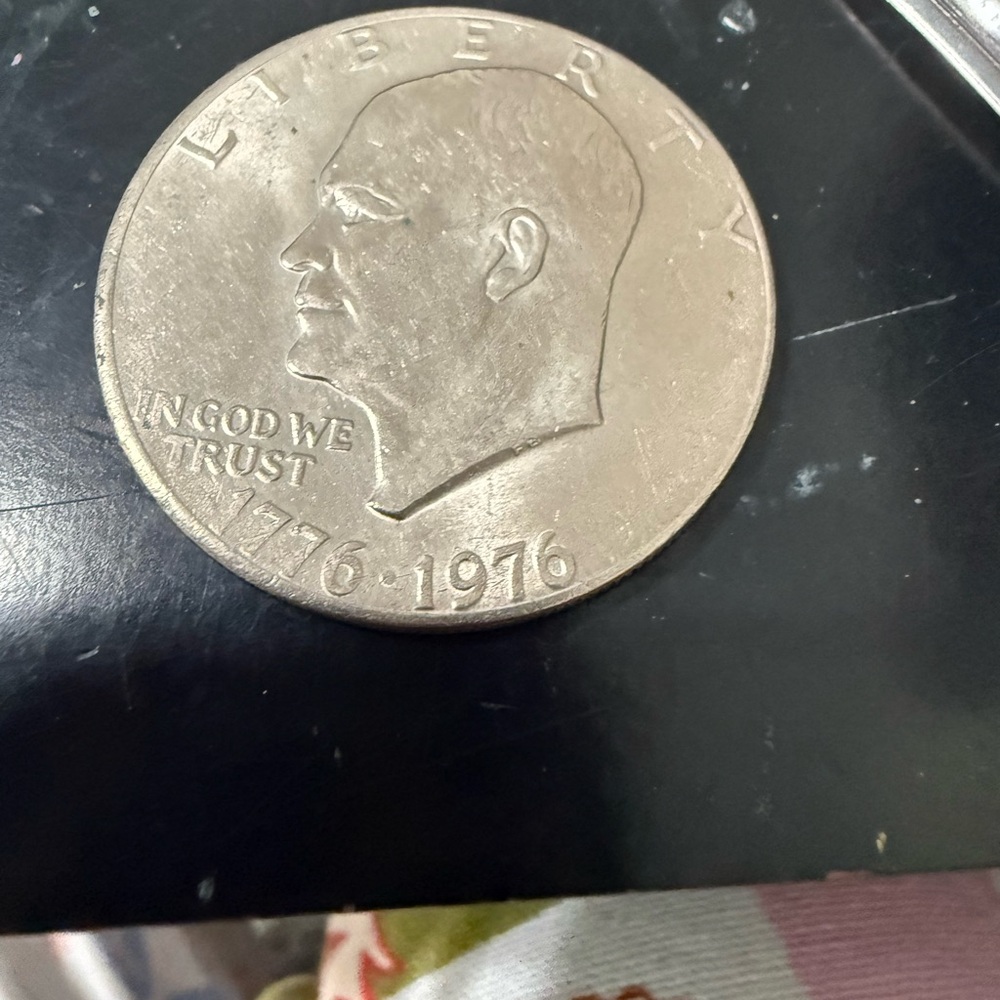 Unbranded Silver-Tone Commemorative Coin 1776-1976 - Silver Color